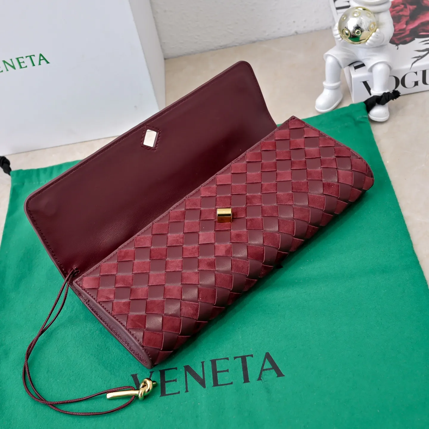 Batch 1360 #Bv New Deerskin Clutch 🎈 The deerskin brown bag with extra points for autumn and winter is so beautiful~🍂 Made of classic woven sheepskin and deerskin, it looks like Maillard for autumn and winter🤎 It can be held by hand, carried by hand or carried under the arm. The metal knot embellishment exudes temperament and nobility~ , equipped with a zipper compartment inside, it is a good companion for your daily life🧑‍❤️‍💋‍🧑, whether you are walking on the red carpet or attending a dinner, it will add a unique charm to you💞 Model: 741511 Size: 31x13x3